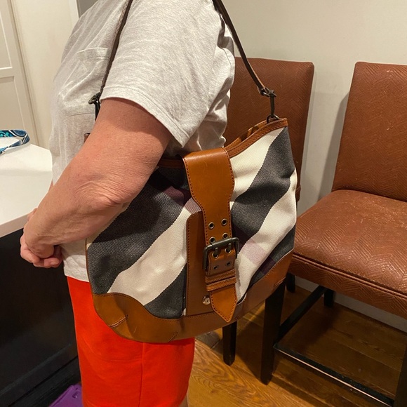 Burberry Purse with Handle and Removable Shoulder Strap - Picture 12 of 12